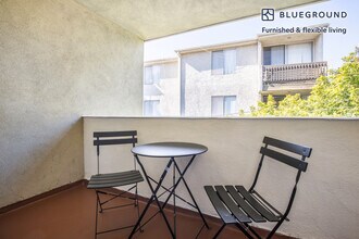 219 S Barrington Ave in Los Angeles, CA - Foto de edificio - Building Photo