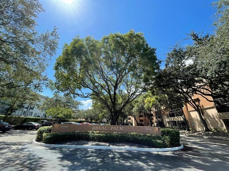 6800 Cypress Rd in Plantation, FL - Foto de edificio