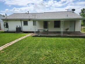 203 Elm St in Lake Jackson, TX - Building Photo - Building Photo