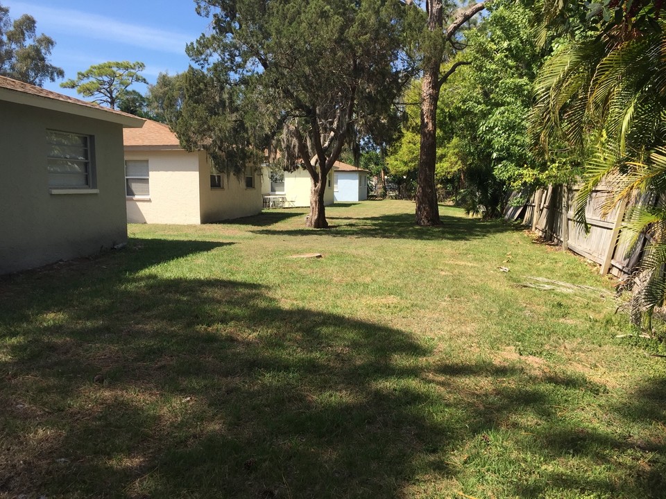 1887-1909 Debbie St in Sarasota, FL - Building Photo