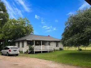 1606 Wagon Rd in Wallis, TX - Building Photo - Building Photo
