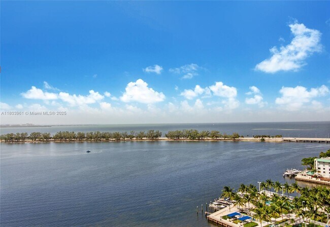 1925 Brickell Ave in Miami, FL - Building Photo - Building Photo