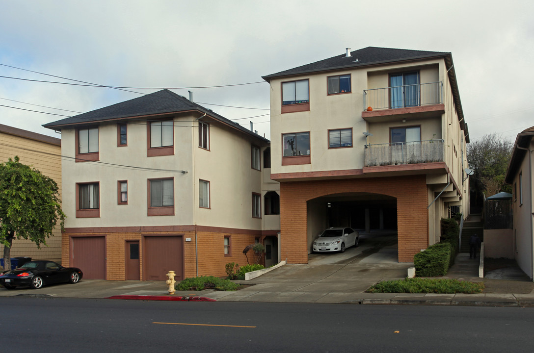 1052 Grand Ave in South San Francisco, CA - Building Photo