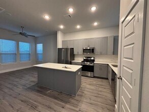 825 W Mayfield Rd in Arlington, TX - Building Photo - Building Photo