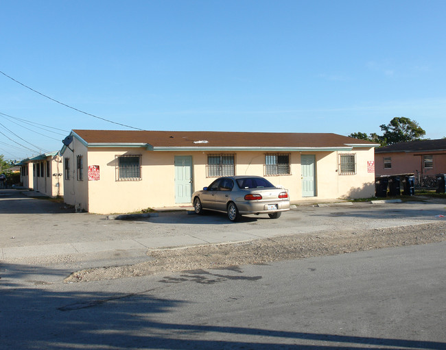 848 NW 10th St in Florida City, FL - Foto de edificio - Building Photo