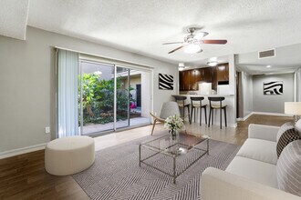 Molokai Apartments! in San Diego, CA - Foto de edificio - Building Photo