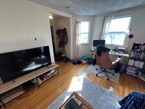 211 Holland St, Unit #3B in Somerville, MA - Building Photo - Building Photo