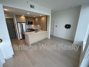 1181 Sunset Dr in Kelowna, BC - Building Photo - Building Photo