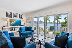 250 Bradley Pl in Palm Beach, FL - Building Photo