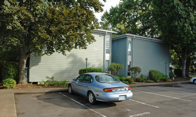 Park Royal Apartments in Salem, OR - Building Photo - Building Photo