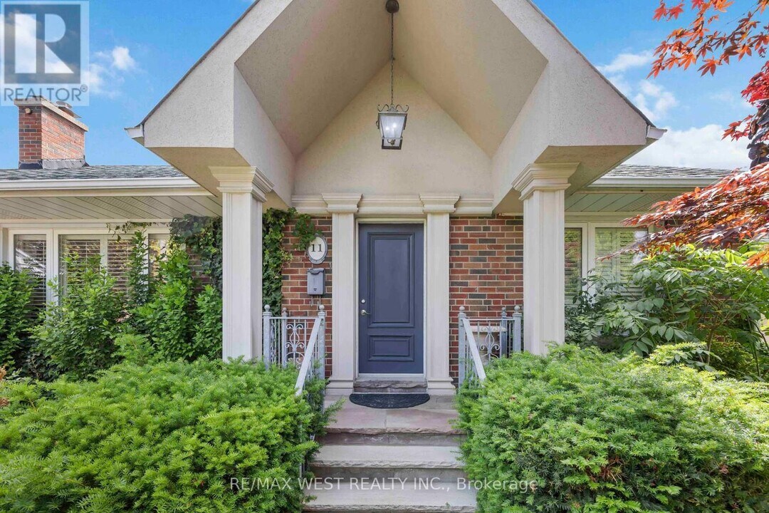 11 Duval Dr in Toronto, ON - Building Photo