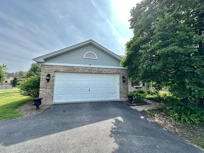 property at 1525 Westglen Dr