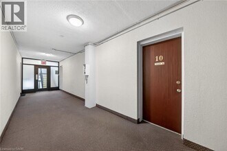 237 Mohawk Rd E in Hamilton, ON - Building Photo - Building Photo