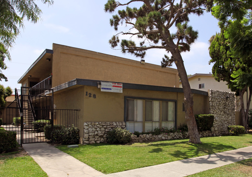 128 E Wakefield Ave in Anaheim, CA - Building Photo