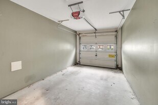 6046 Ticket Way in Woodbridge, VA - Building Photo