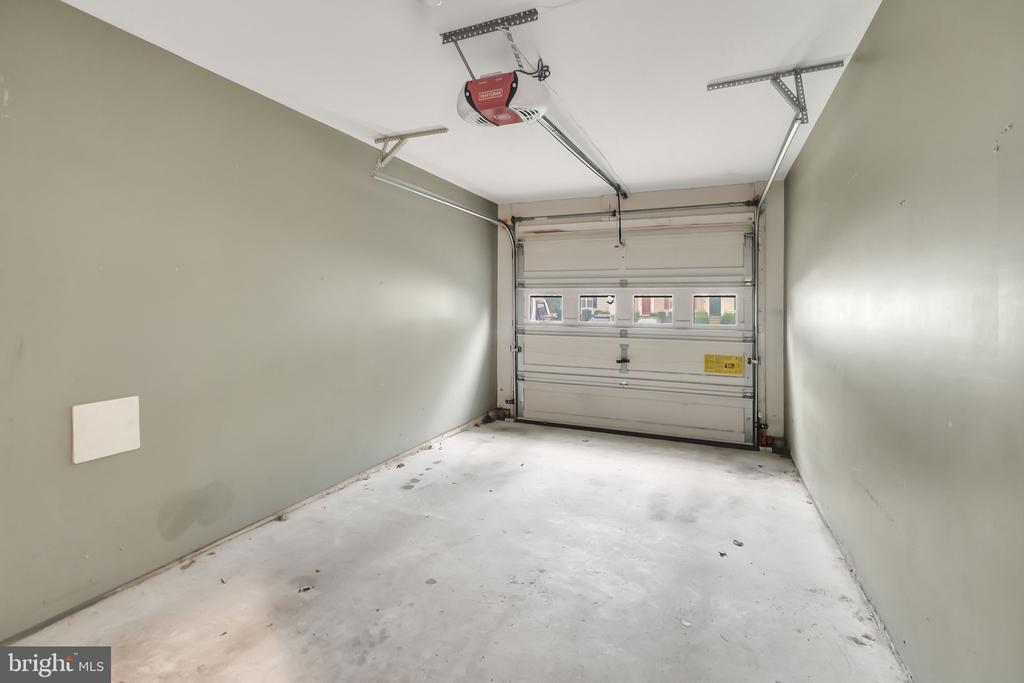 6046 Ticket Way in Woodbridge, VA - Building Photo