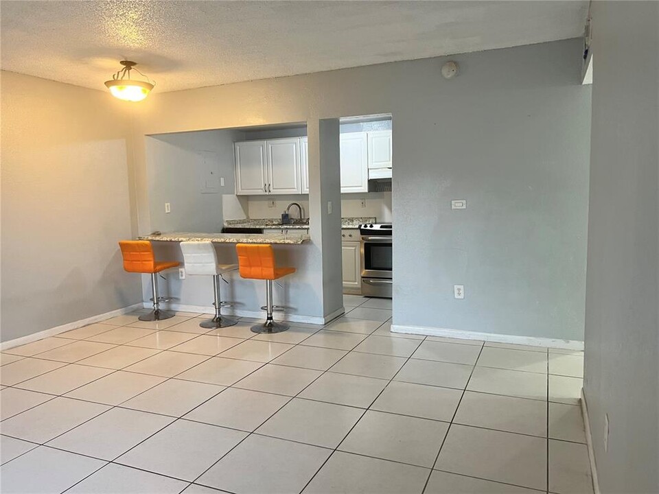 17650 NW 68th Ave in Hialeah, FL - Building Photo