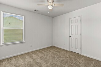 169 Iris St in Livingston, TX - Foto de edificio - Building Photo