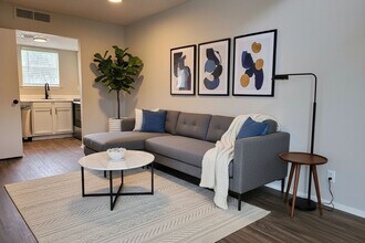 Ivy Plains at Brooks in San Antonio, TX - Foto de edificio - Building Photo