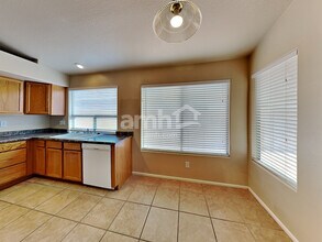 16151 W Latham St in Goodyear, AZ - Foto de edificio - Building Photo