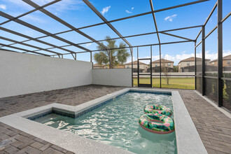 8946 Sydney Ave in Reunion, FL - Foto de edificio - Building Photo