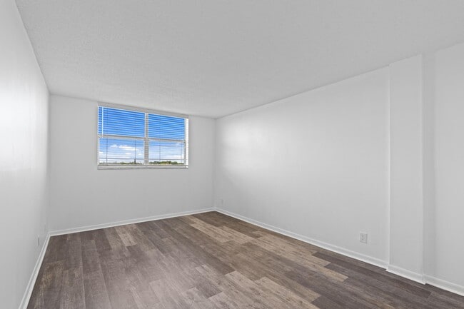 470 Executive Center Dr in West Palm Beach, FL - Building Photo - Building Photo