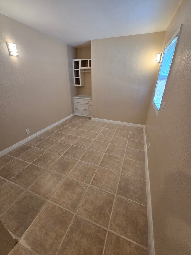 1166 E Burnett St, Unit 1166