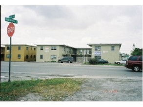 Ingram Portfolio in Opa Locka, FL - Foto de edificio - Building Photo