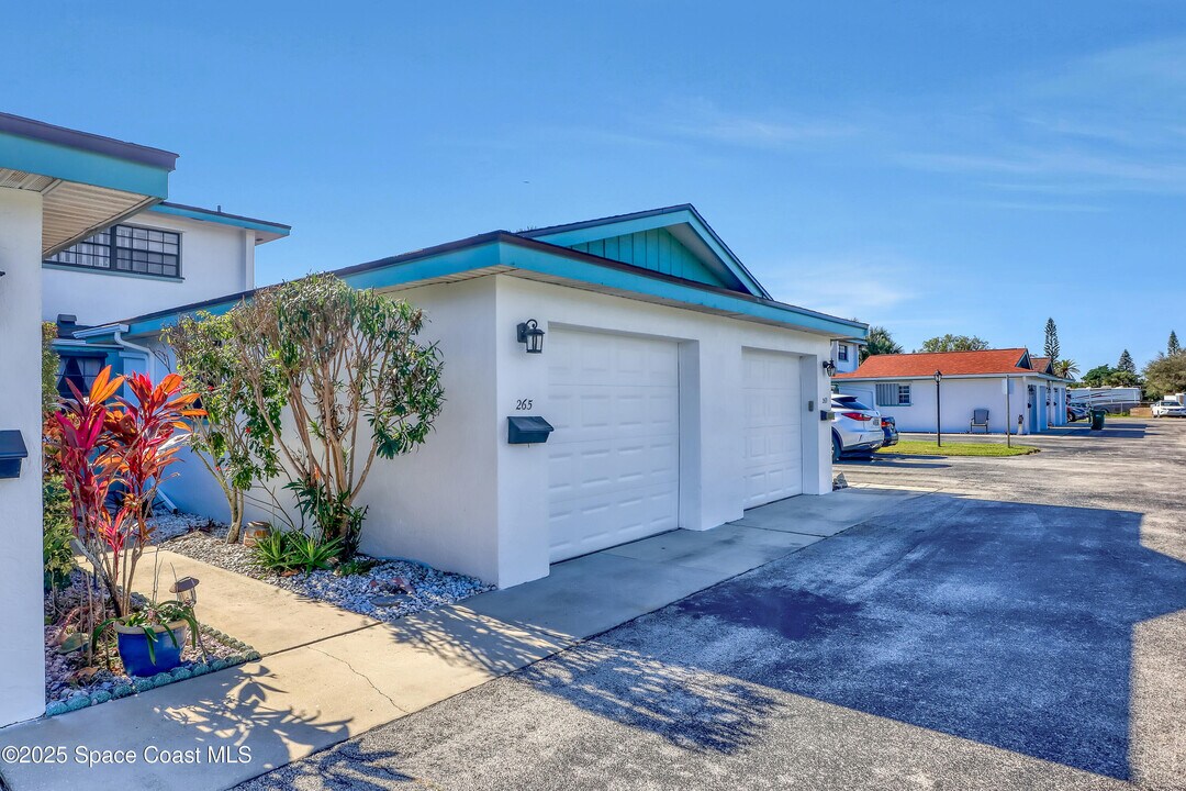 265 Kings Way in Satellite Beach, FL - Foto de edificio