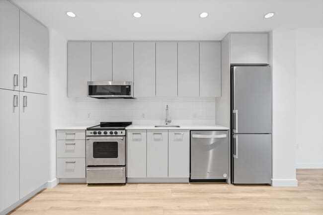 8031-8031 Williams Rd in Richmond, BC - Building Photo - Building Photo