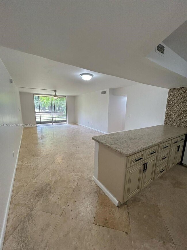 3390 Foxcroft Rd in Miramar, FL - Building Photo - Building Photo
