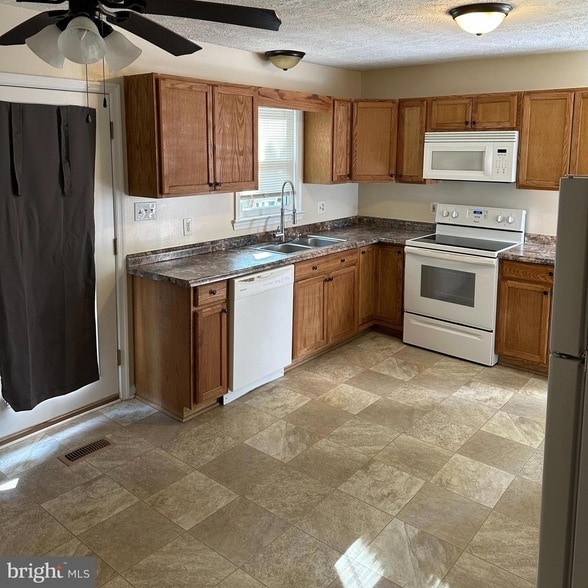 11653 Cowpoke Cir in Lusby, MD - Foto de edificio - Building Photo