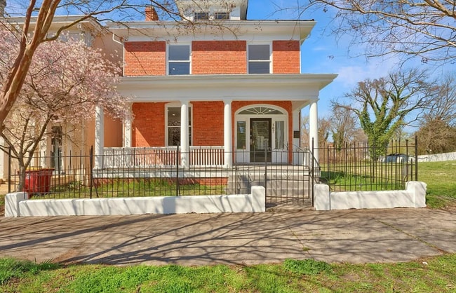 property at 507 W Washington St