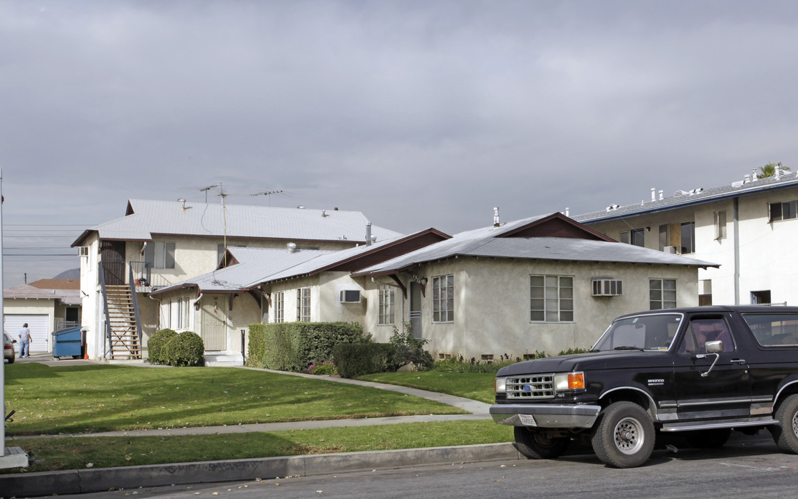 137 Orange Grove Ave in San Fernando, CA - Foto de edificio