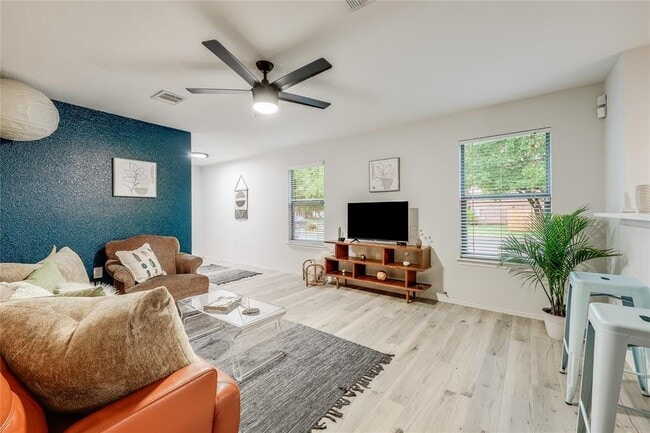 5301 Apple Orchard Ln in Austin, TX - Foto de edificio - Building Photo
