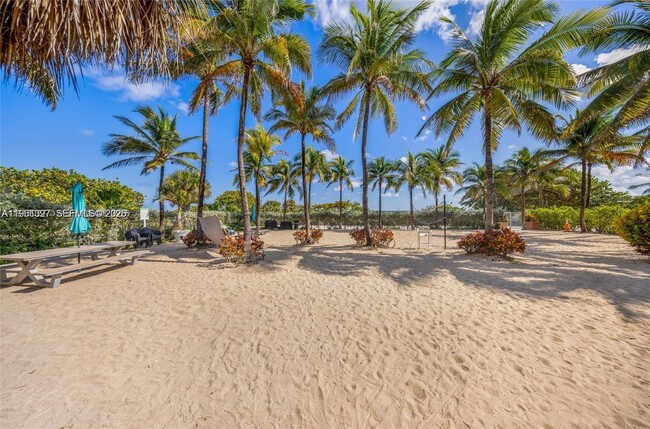 9172 Collins Ave in Surfside, FL - Foto de edificio - Building Photo