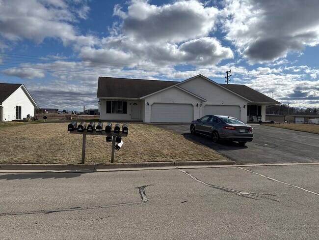 106 Sunshine Ct in Bonduel, WI - Building Photo - Building Photo