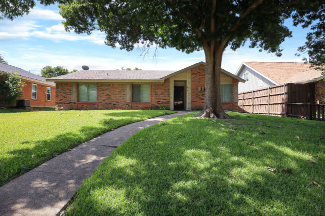 2814 Holy Cross Ln in Garland, TX - Building Photo - Building Photo