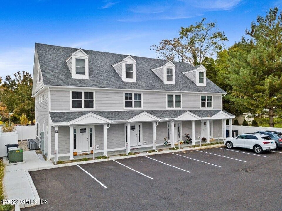 4 Orchard St in Cos Cob, CT - Building Photo