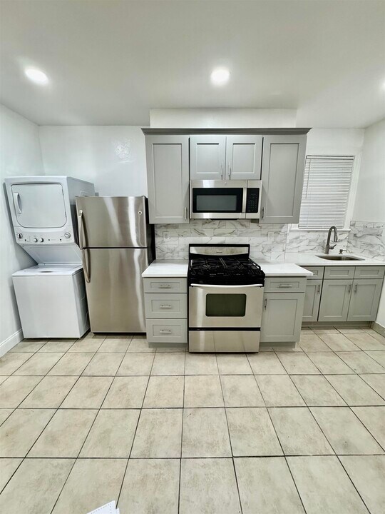 204 Zabriskie St in Jersey City, NJ - Building Photo