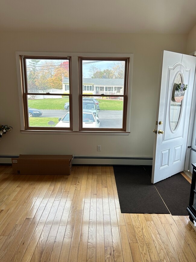 4 Haide Pl, Unit Apartment in East Islip, NY - Building Photo - Building Photo