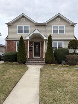 222 Colonial Ave in Williston Park, NY - Building Photo
