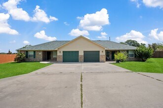 480 W Houston St in Highlands, TX - Building Photo - Building Photo