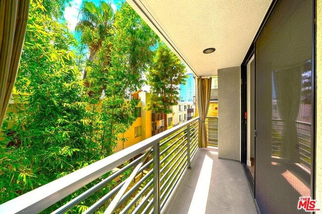 property at 520 S Kingsley Dr