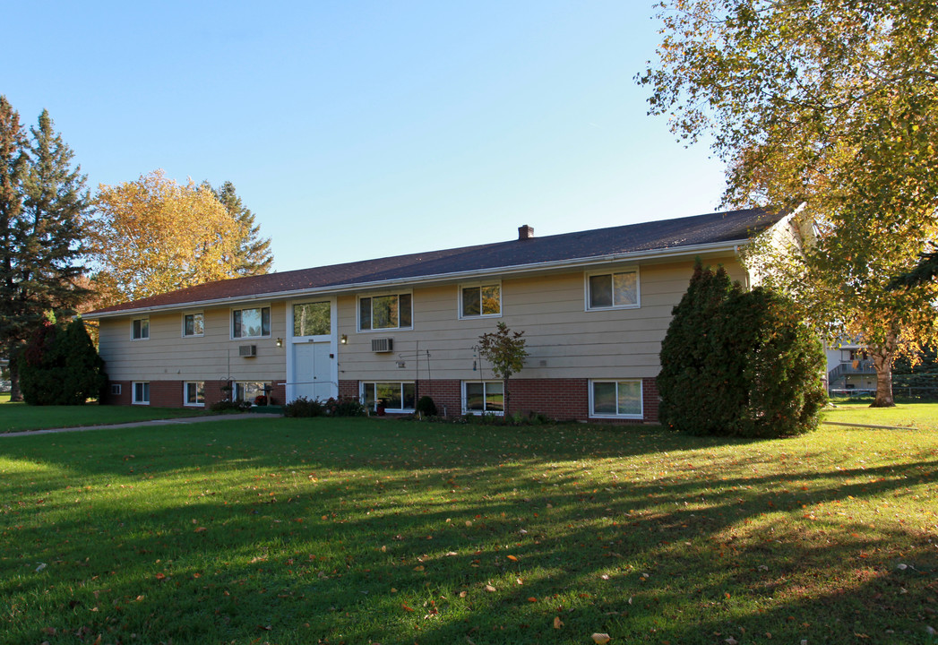 1380 Old Main St S in Cambridge, MN - Building Photo