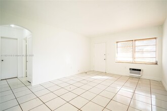 1780 Marseille Dr in Miami Beach, FL - Foto de edificio - Building Photo