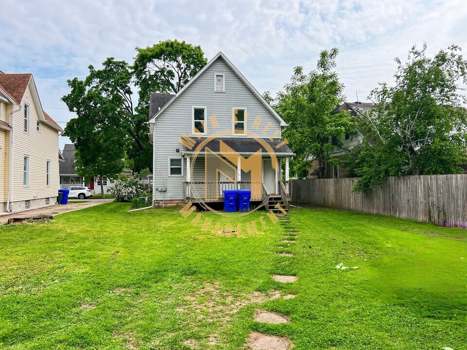 1116 W 8th St in Appleton, WI - Building Photo