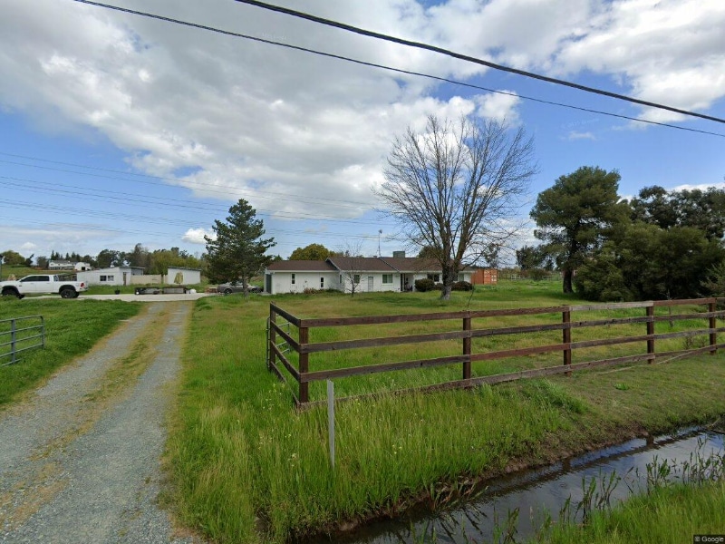 12065 Hobday Rd in Wilton, CA - Foto de edificio