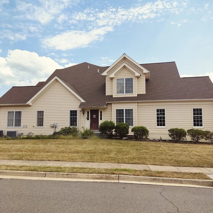 22908 N Brown Square in Ashburn, VA - Building Photo