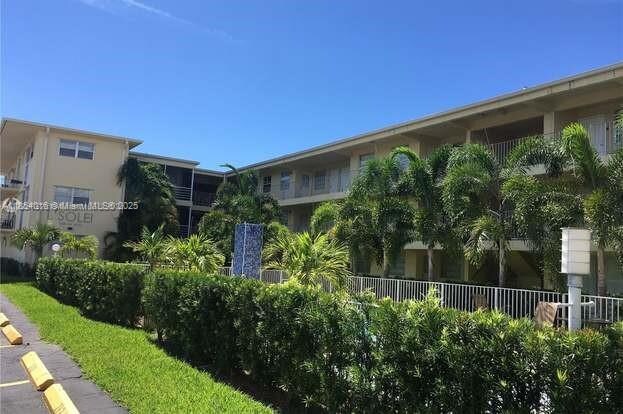 1100 NE 1st Ct in Hallandale Beach, FL - Building Photo